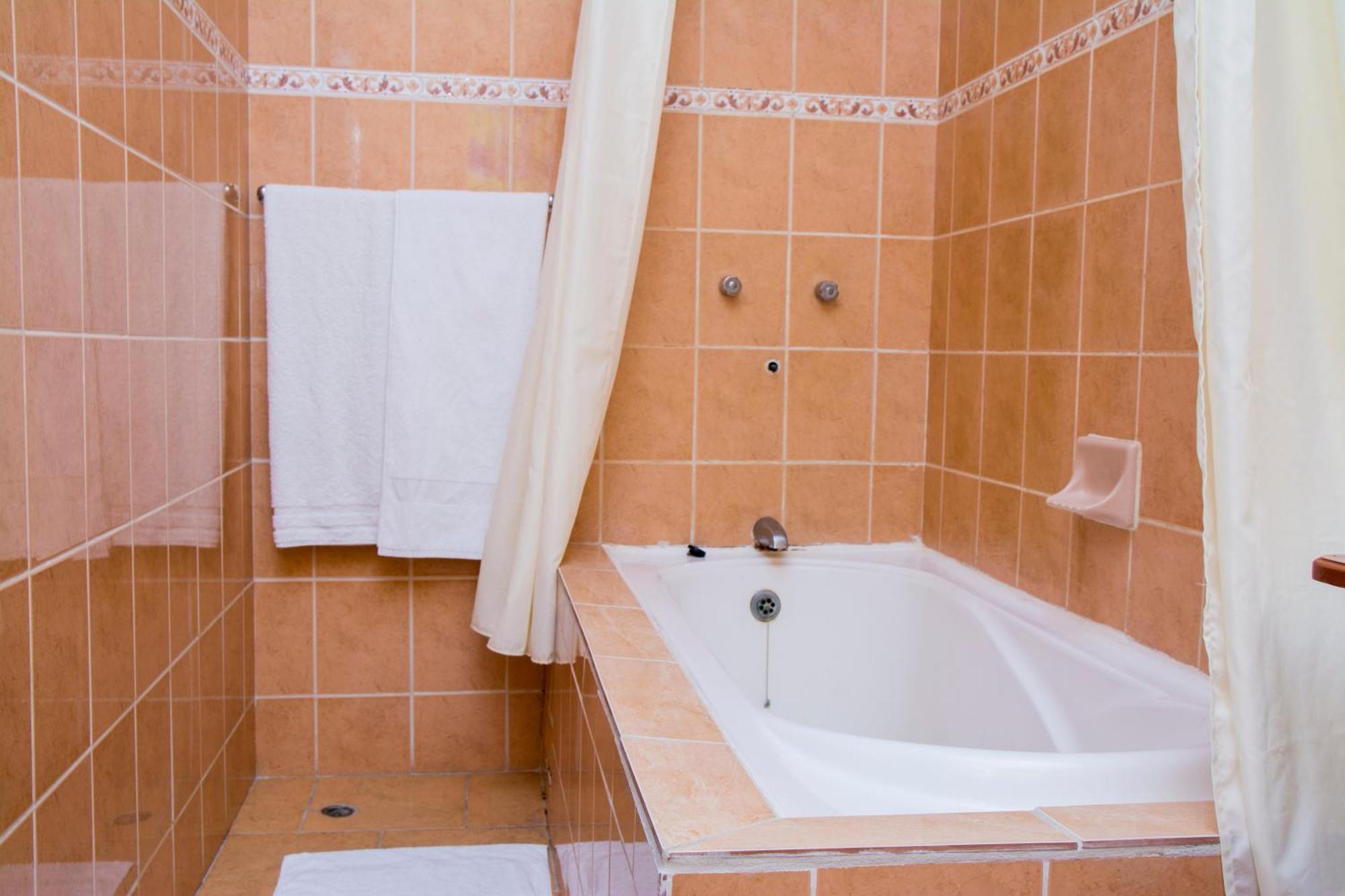 Windjammer International Cuisine & Comfort Inn Georgetown Room photo